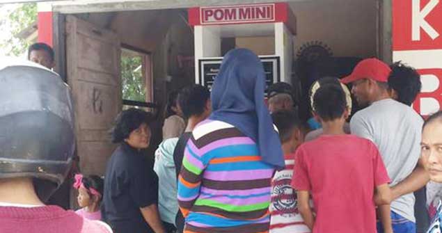 Antrian BBM Minyak tanah di Kios Asiang