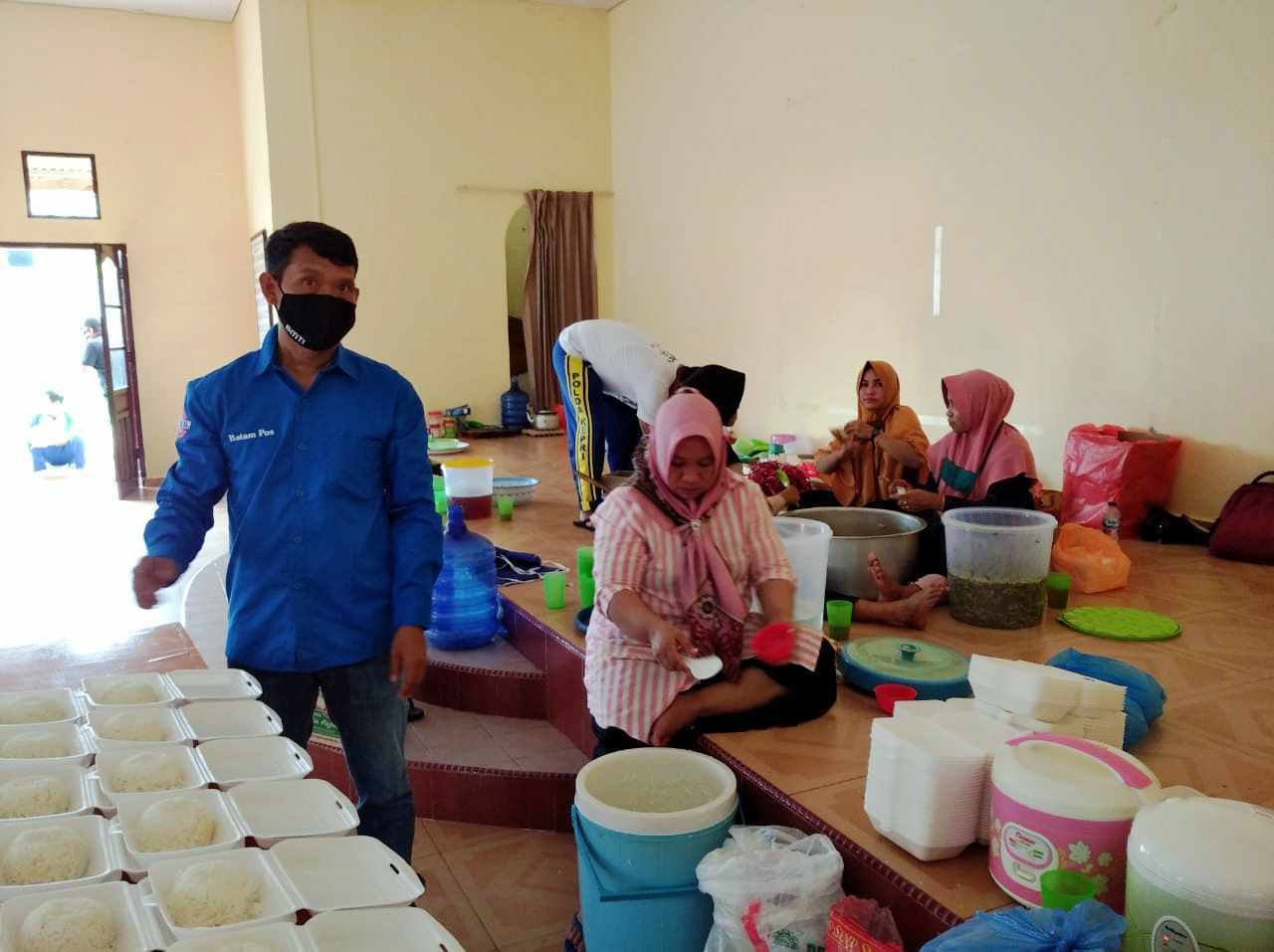 Gedung Serbaguna Mapolsek Kundur Polres Karimun, Difungsikan Sebagai Dapur Umum Peduli Dampak Pademi Covid-19