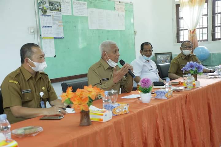 Bupati Asahan menyampaikan pidatonya pada acara Musyawarah Kerja Kepala Sekolah (MKKS)