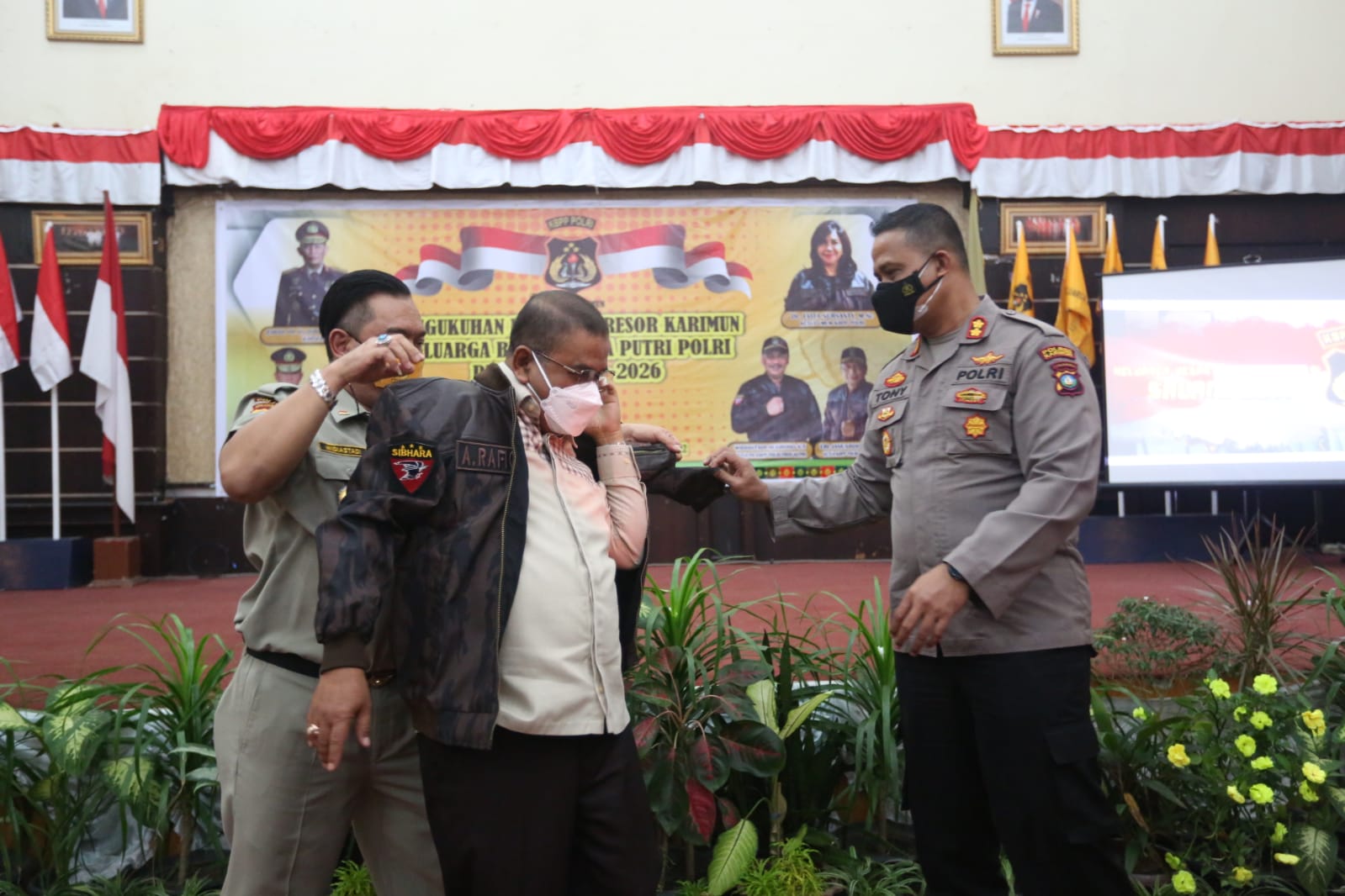 Bupati Karimun Dapat Jaket Dari KBBP Polri Resor Karimun, Saat Hadiri Pengukuhan