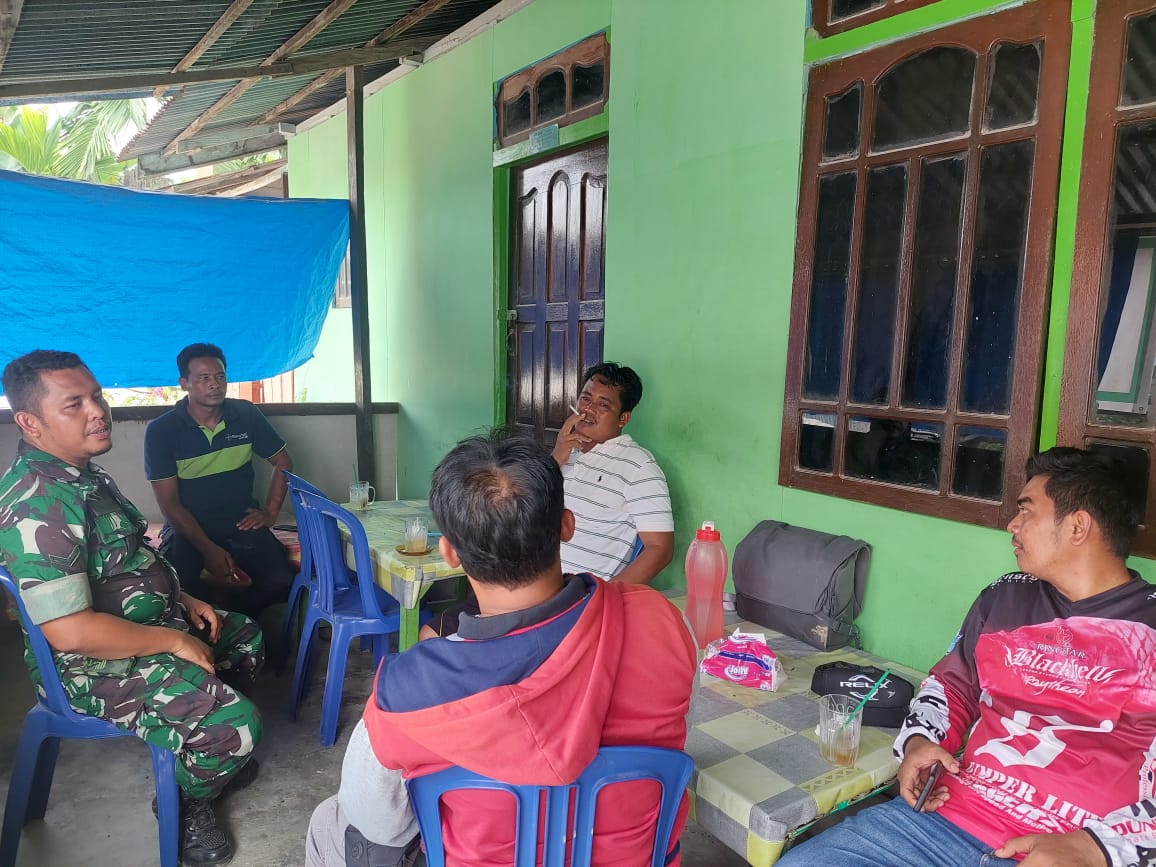 Serda Marhalim Pasaribu Giat Komsos dengan Para Pemuda Bahas Pertandingan Futsal 