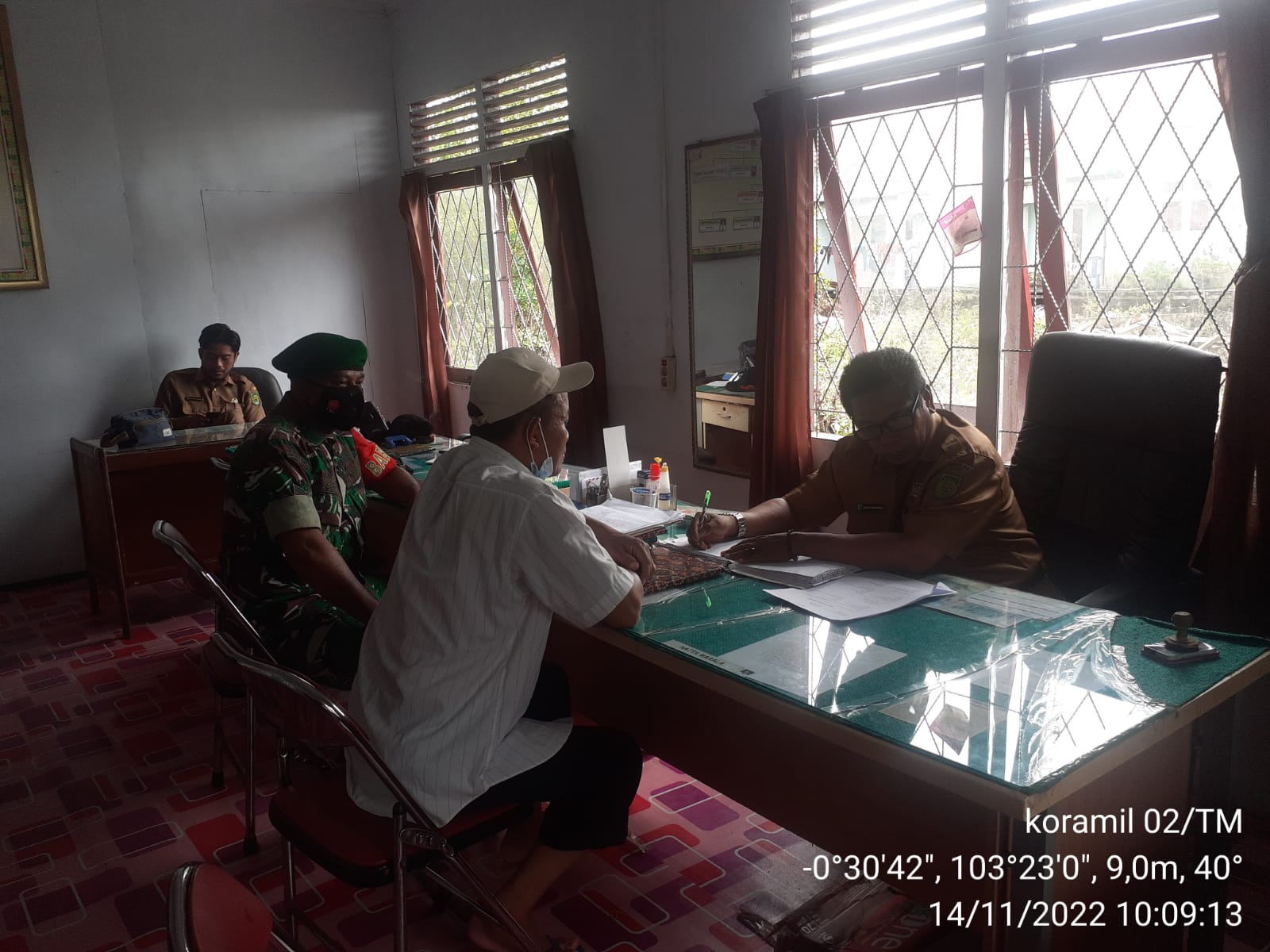 Sertu P Siregar Babinsa Koramil 02/TM Laksanakan Komsos di Kantor Desa