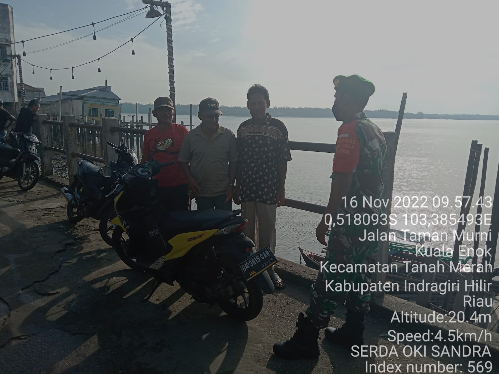 Serda Oki Sandra Anggota Koramil 02/TM, Laksanakan Protkes Kepada Masyarakat dengan Humanis