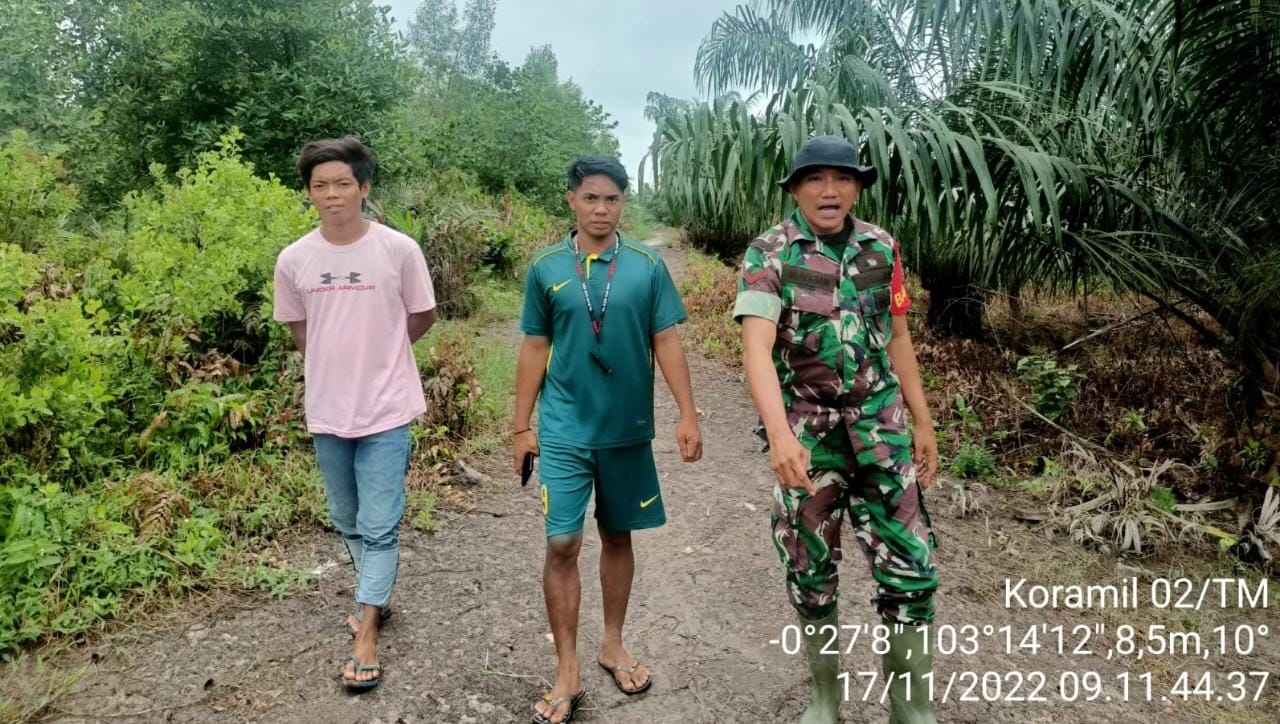 Babinsa Koramil 02/TM Laksanakan Patroli dan Sosialisasi Karhutla di Wilayah Binaan 
