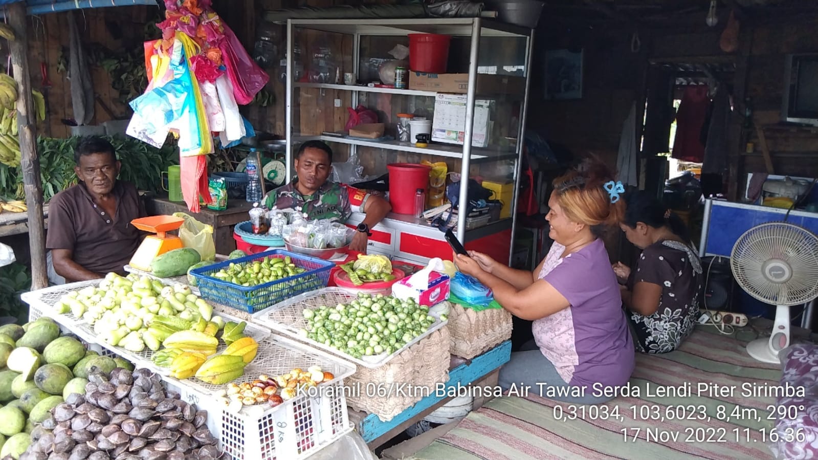 Ciptakan Kedekatan, Babinsa Desa Air Tawar Laksanakan Komsos dengan Warga Binaan 
