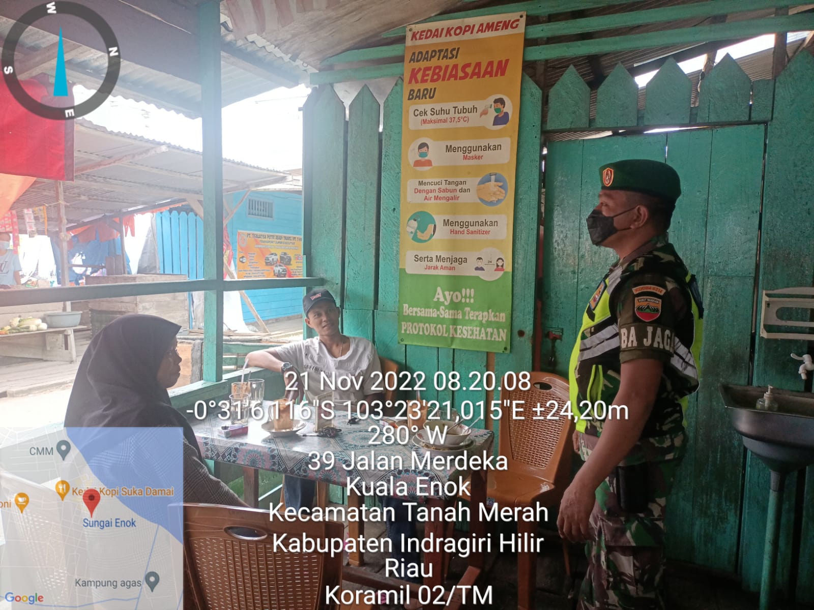 Kopda M Adrian Babinsa Koramil 02/TM Laksanakan Himbauan Protokol kesehatan Kepada Masyarakat 