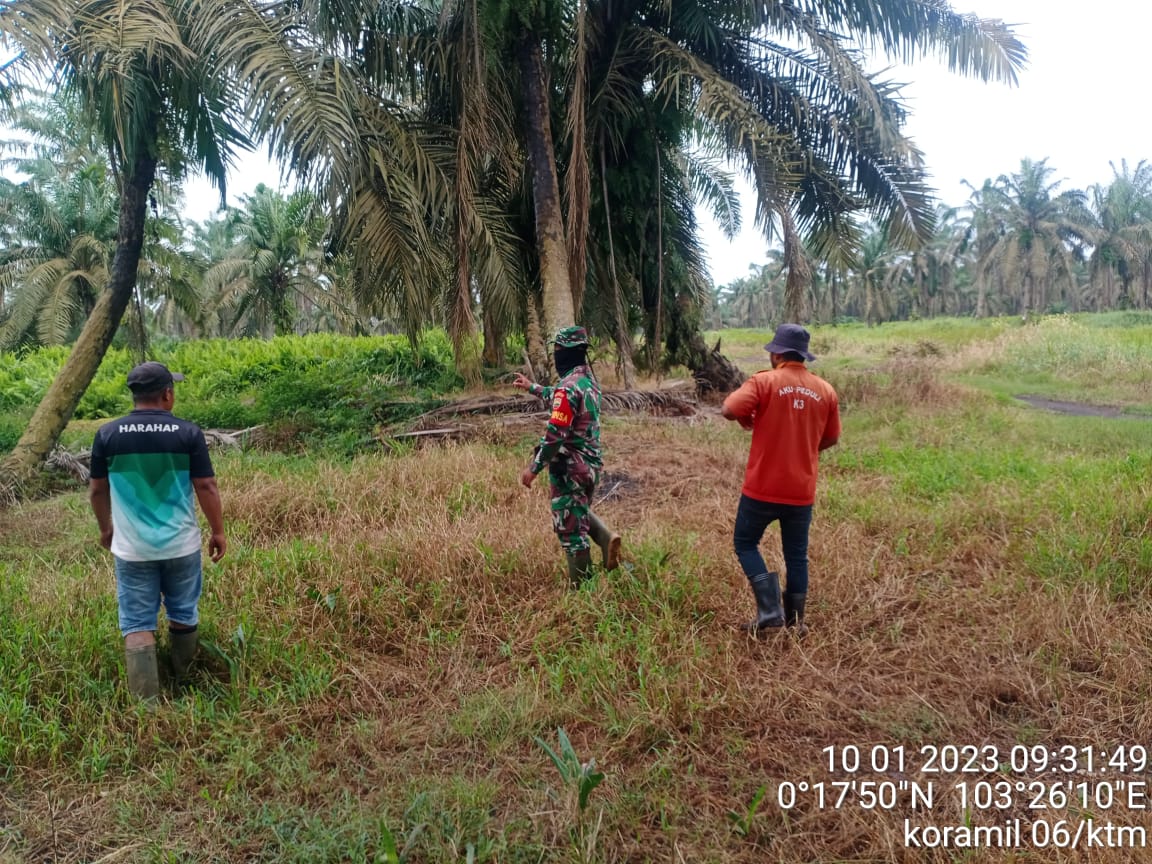Bersama Warga Desa Hibrida Mulya Jaya, Praka Fiki Putra Laksanakan Patroli Antisipasi Karhutla 