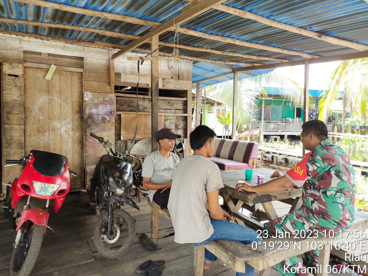 Jaga Hubungan Silaturahmi, Babinsa Koptu Al Alim Jalin Komsos dengan Warga Binaan 