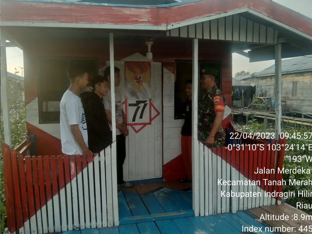 Sertu HM Sibarani Babinsa Koramil 02/TM Giat Komsos dengan Pemuda di Pos Kampung Pancasila 