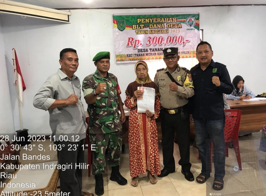 Sertu P Siregar Babinsa Koramil 02/TM Hadiri Penyerahan BLT-DD desa Tanah Merah 