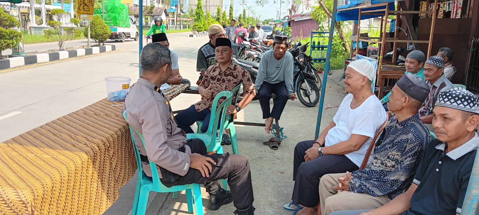 Polsek Tembilahan Hulu Bertukar Informasi dengan Masyarakat Lewat Jumat Curhat