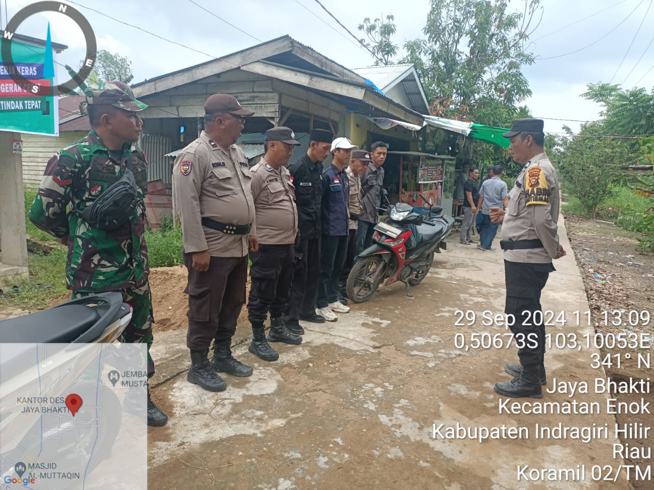 Bersama Pihak Kepolisian, Babinsa Koramil 02/TM Ikuti Pengamanan Kampanye di Desa Jaya Bakti