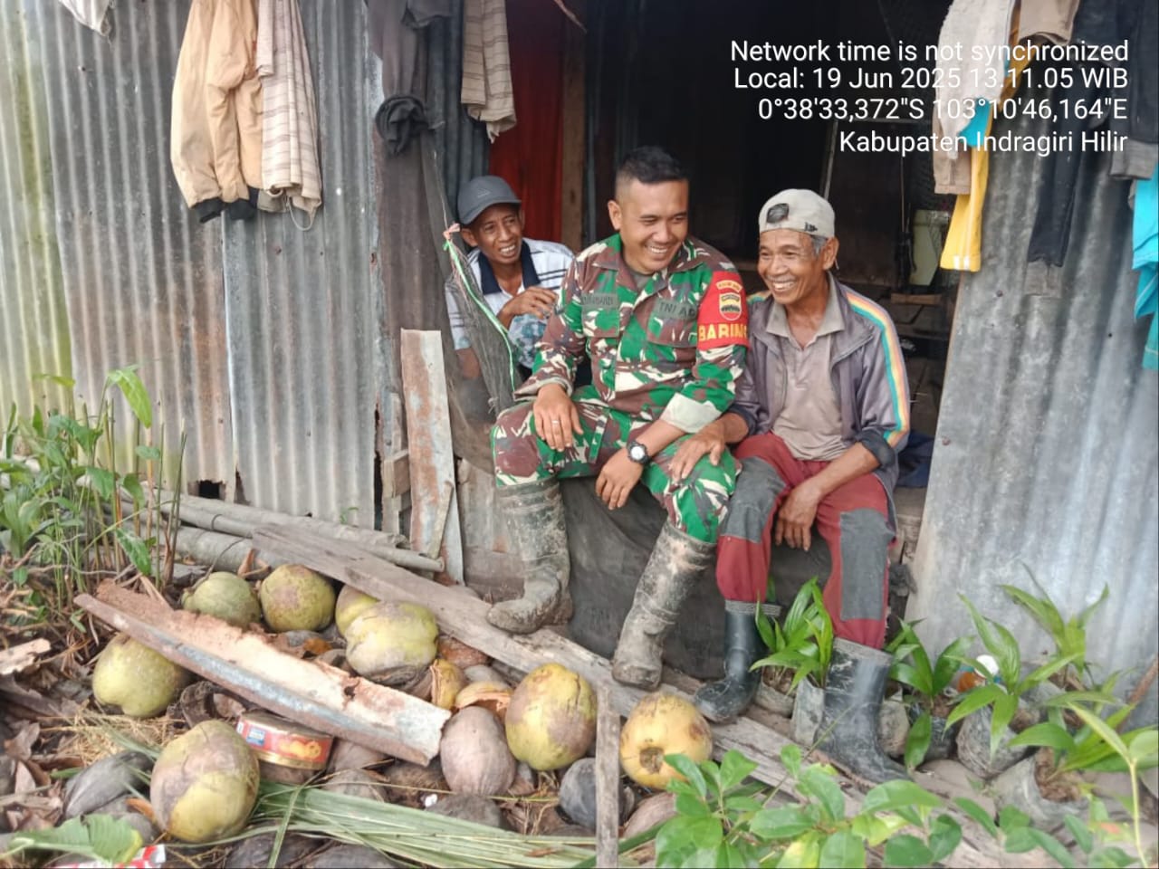Tingkatkan Kedekatan dengan Warga, Babinsa Koramil 02/TM Serda Niko Arisandi Gelar Komsos di Desa Pengalihan