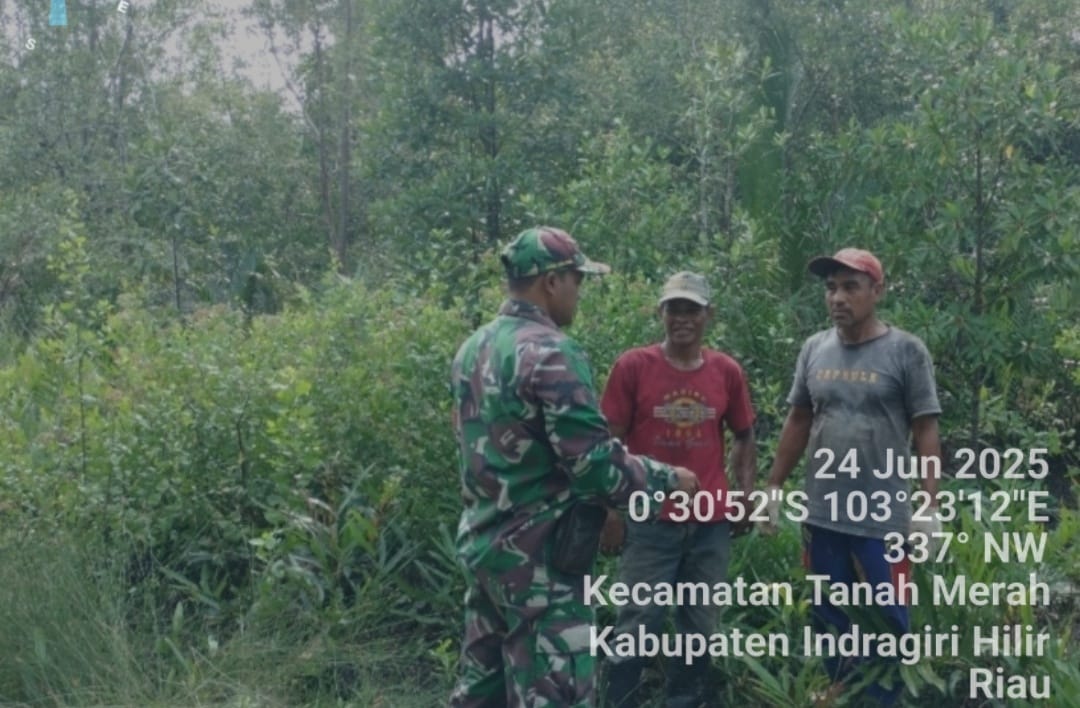 Babinsa Desa Tanah Merah Gelar Patroli Karhutla, Wilayah Terpantau Aman dan Kondusif