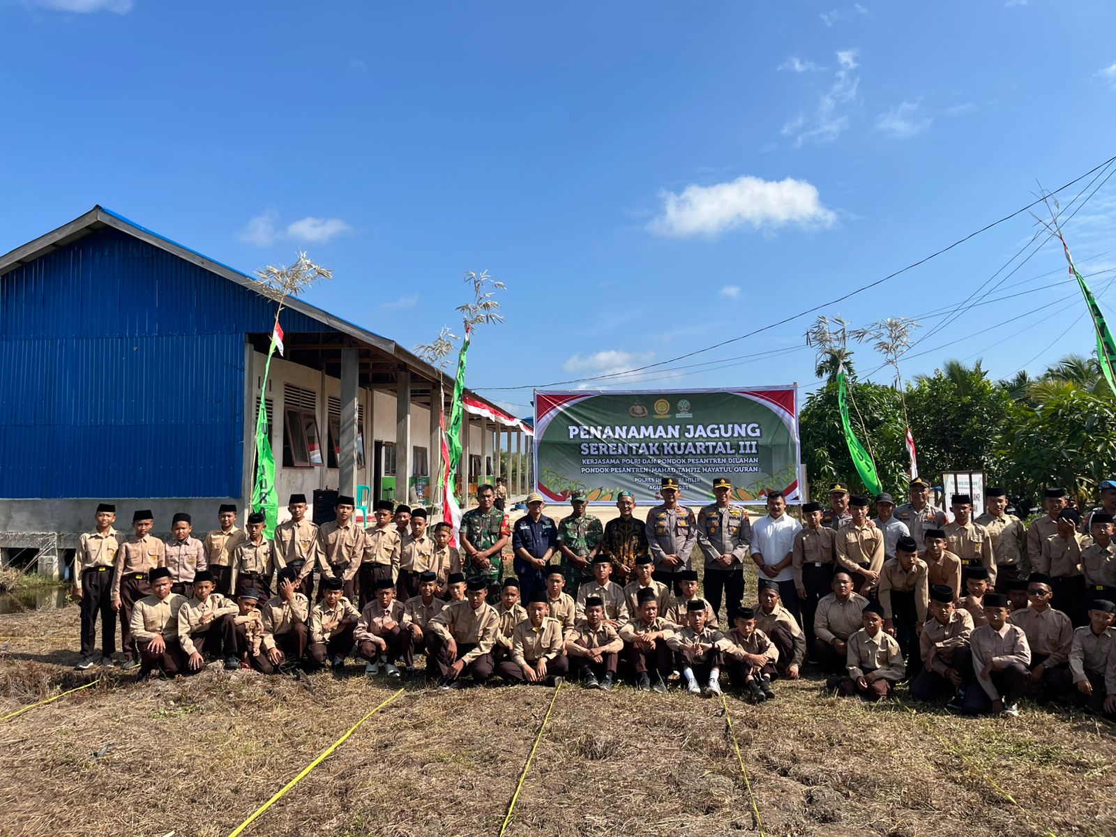 Polsek Tembilahan Hulu Polres Inhil Bersama Ponpes Hayatul Qur’an Gelar Penanaman Jagung Serentak di Pulau Palas